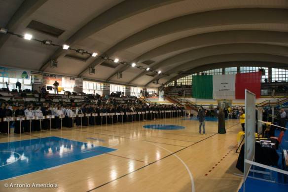 Tutti i dojo partecipanti schierati per il saluto iniziale.